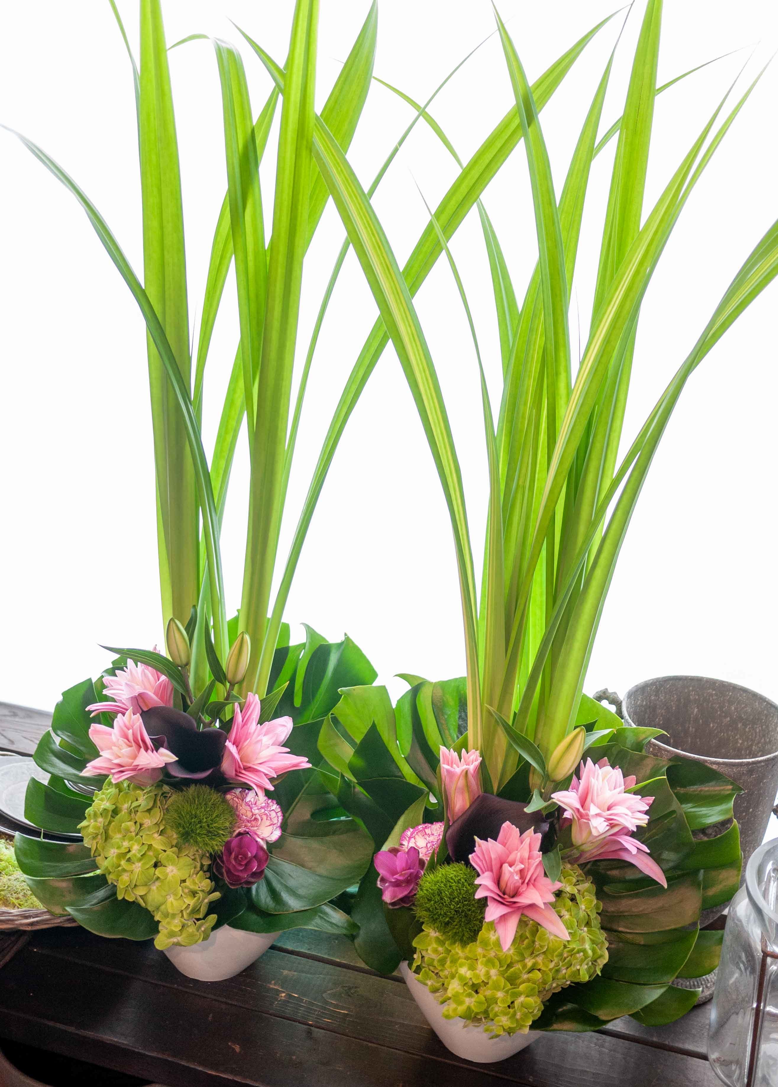 ご自宅での三回忌にアレンジメント 一対で 高さ出して 仏花っぽくない雰囲気で 福住にお届け 22 07 30 札幌 花屋 Mell Flowers