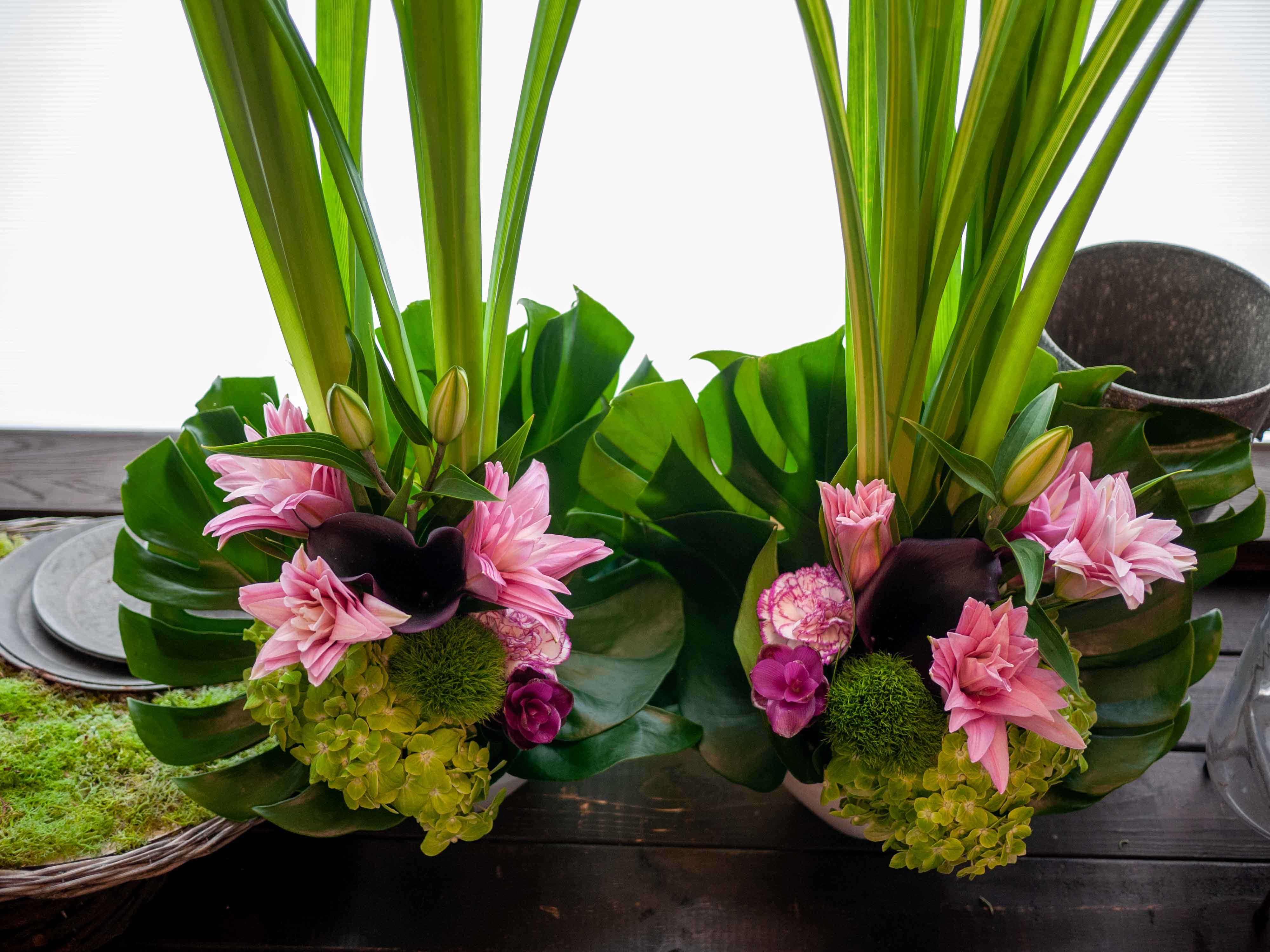 ご自宅での三回忌にアレンジメント 一対で 高さ出して 仏花っぽくない雰囲気で 福住にお届け 22 07 30 札幌 花屋 Mell Flowers