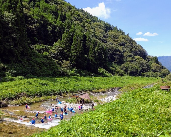 魚釣りと川遊び…恵まれた環境下、南砺利賀みらい留学センター_d0265607_11591851.jpg