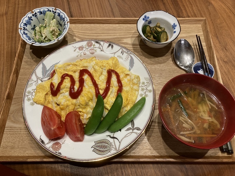 献立 オムライス ブロッコリーとツナのマヨポン和え きゅうりの油淋鶏タレ和え 野菜スープ Kajuの 今日のお料理 簡単レシピ