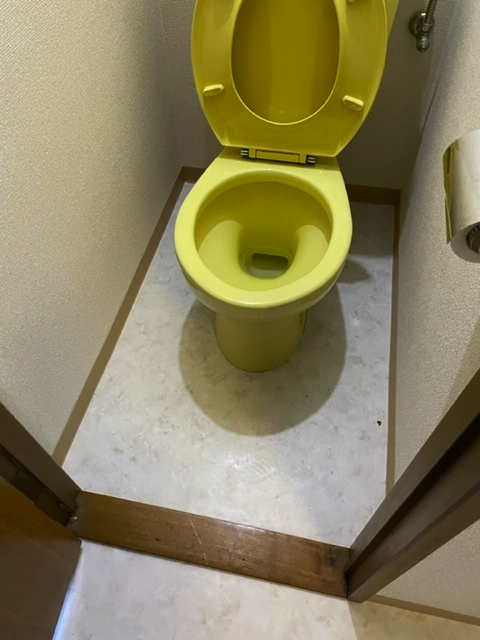 『サンゲツ/SPとH FLOOR』で、賃貸アパートのキッチン・トイレの壁紙とクッションフロアを張り替えさせて頂きました by interior styling of bright_c0157866_16324943.jpg