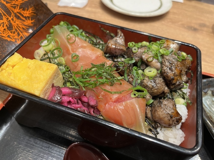 大阪駅構内で博多の鶏皮を食べられるなんて！　＠大阪駅桜口　エキマルシェ博多ぐるぐるとり皮竹乃屋_c0360979_09460347.jpeg