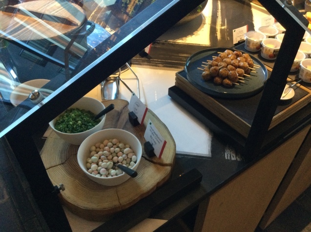 思い立って数日で金沢へ (2)「ハイアットセントリック金沢」の朝食@「FIVE - GRILL & LOUNGE」_b0405262_11303157.jpg