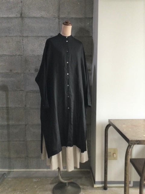 深いスリットが特徴のマニッシュなワンピースに 裾を巻きロックで仕上げたふわふわ軽やかなギャザースカートを重ねてみました Utoku 深いスリットが特徴のマニッシュなワンピースに 裾を巻きロックで仕上げたふわふわ軽やかなギャザースカートを重ねてみました Utoku