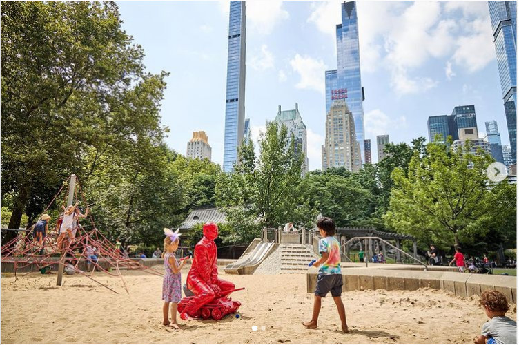 ニューヨーク、セントラルパーク内の砂場で子どもたちと遊ぶプーチン像_b0007805_20525264.jpg