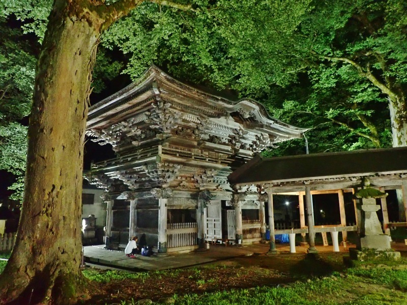 ライトアップの夜に境内へ_c0336902_21134206.jpg