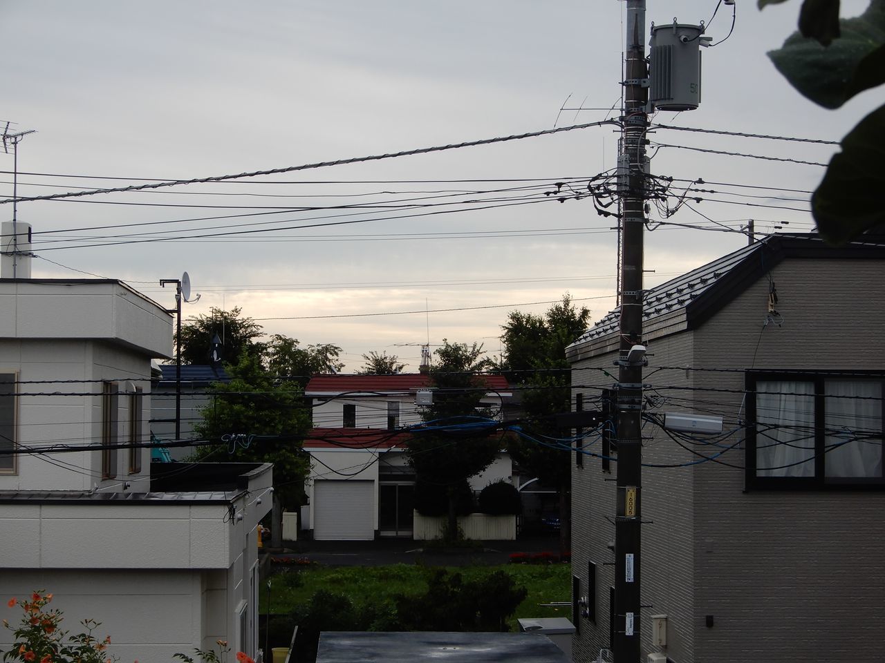 豪雨は北海道の南をかすめて移動中のようです_c0025115_22081124.jpg
