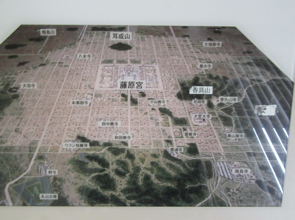 奈良県橿原市の藤原宮跡で大極殿後殿とみられる基壇が見つかる_b0118987_04455470.jpg