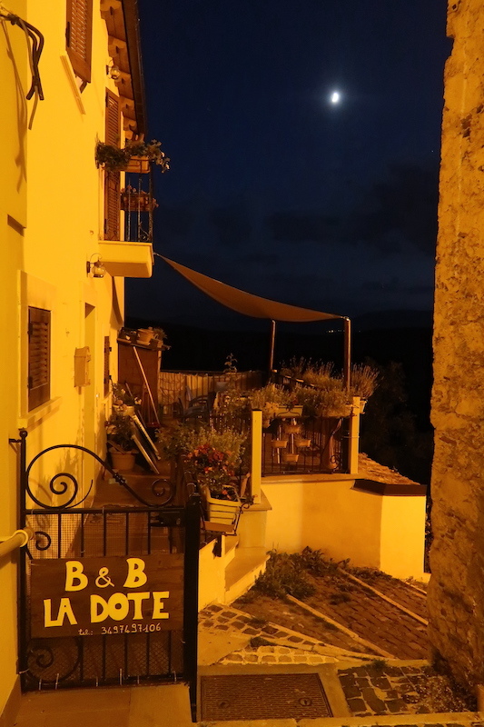  夜明かりに美しく涼しい山の村、サント・ステーファノ・ディ・セッサーニオ_f0234936_05272024.jpg