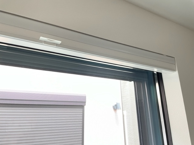 クロス巻込み窓に『ノーマン』の『ハニカムシェード/コードレスタイプ』を納めました by interior styling of bright_c0157866_21170307.jpg