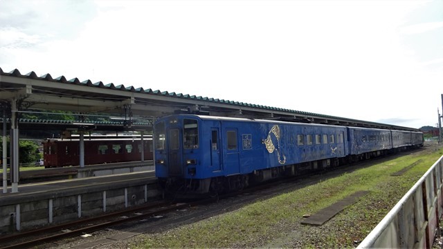 銀河鉄道999　釜石駅で銀河鉄道に逢いました　これから花巻へ向かう準備中です。綺麗な観光列車ですね・・・子供たちでいっぱいです_d0181492_21181506.jpg