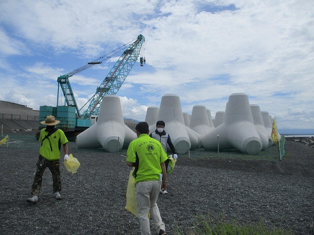 改めてテトラポッドの大きさに驚いた! 富士マウントライオンズクラブの富士山ゼロメートル地点清掃_f0141310_09062107.jpg