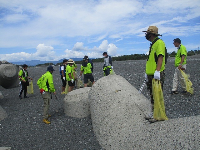 改めてテトラポッドの大きさに驚いた! 富士マウントライオンズクラブの富士山ゼロメートル地点清掃_f0141310_09070334.jpg