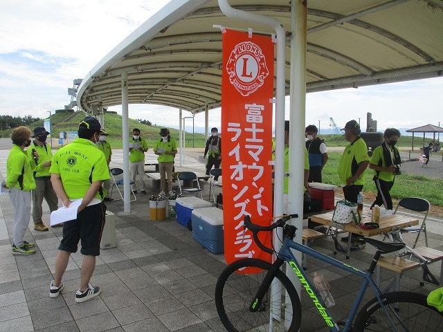 改めてテトラポッドの大きさに驚いた! 富士マウントライオンズクラブの富士山ゼロメートル地点清掃_f0141310_09084216.jpg