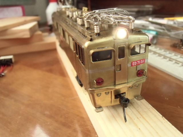鉄道模型社ED71二次形 電気二重層コンデンサで前照灯常点灯化_b0374186_08305473.jpg