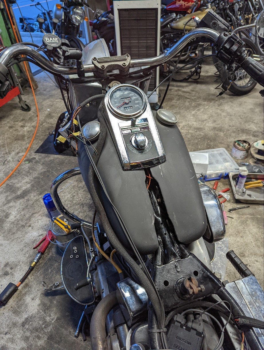 FLH進行中古いメーター : MackiesCustomCycles日記 FLH進行中古いメーター : MackiesCustomCycles日記