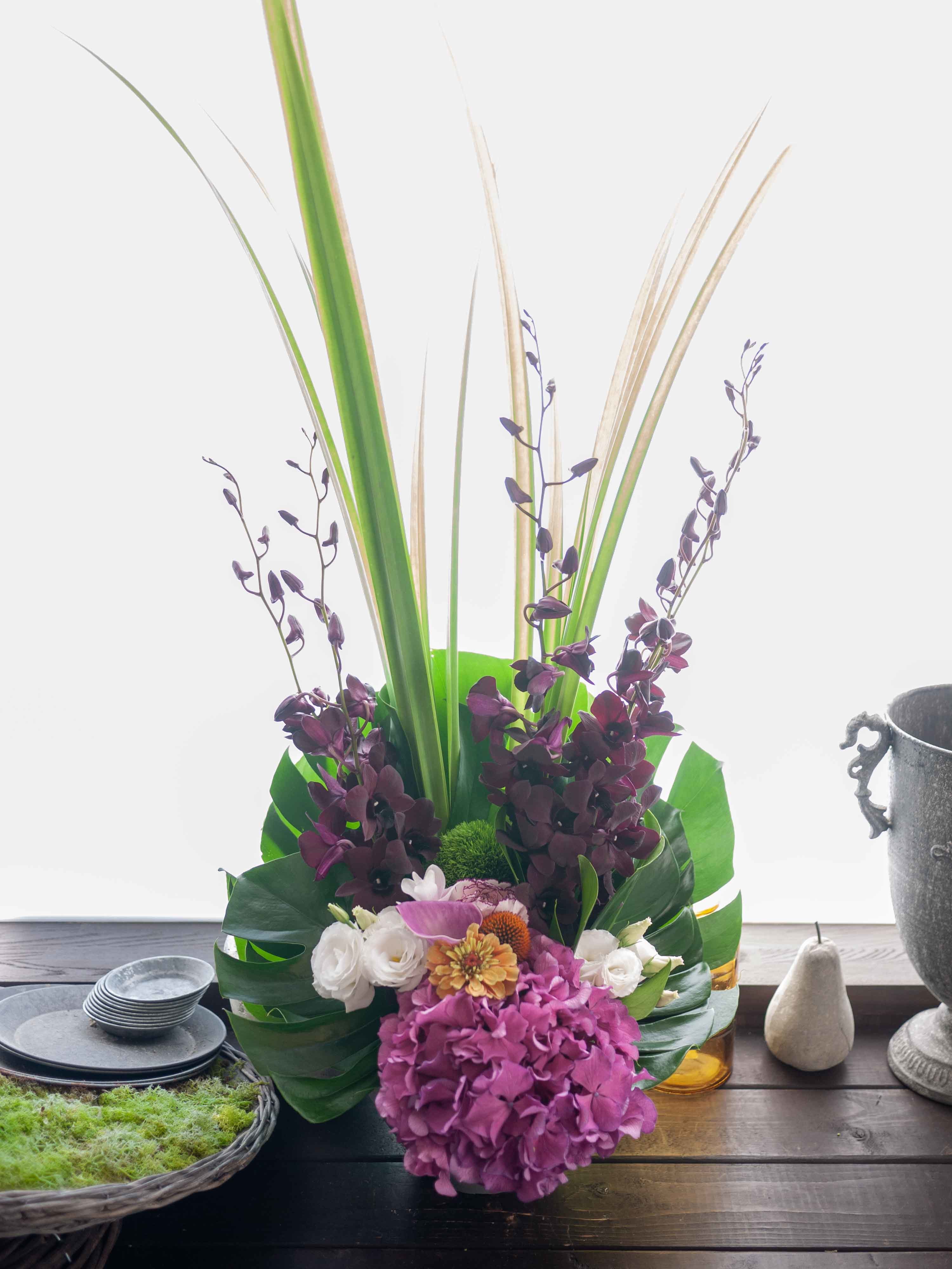 お盆用のアレンジメント 高さ出して デンファレのブラックキャットを使って 22 08 13 札幌 花屋 Mell Flowers