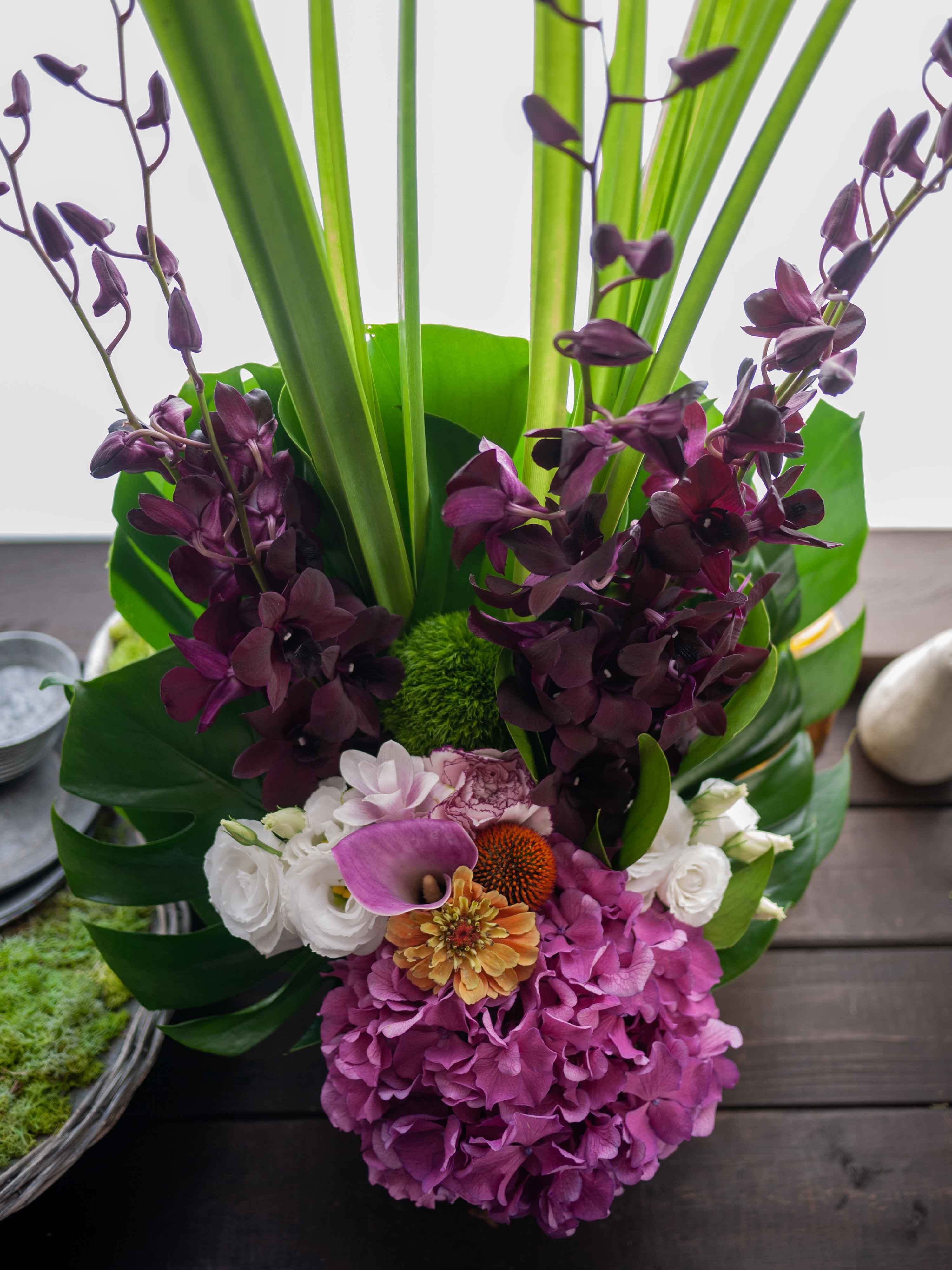 お盆用のアレンジメント 高さ出して デンファレのブラックキャットを使って 22 08 13 札幌 花屋 Mell Flowers