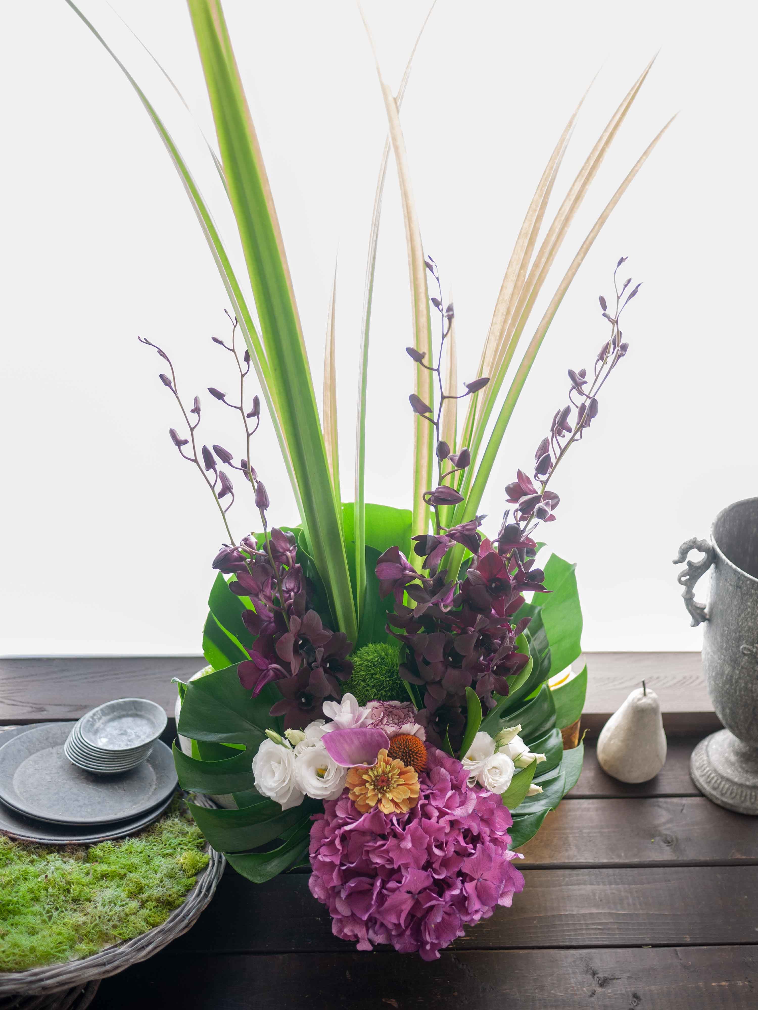 お盆用のアレンジメント 高さ出して デンファレのブラックキャットを使って 22 08 13 札幌 花屋 Mell Flowers