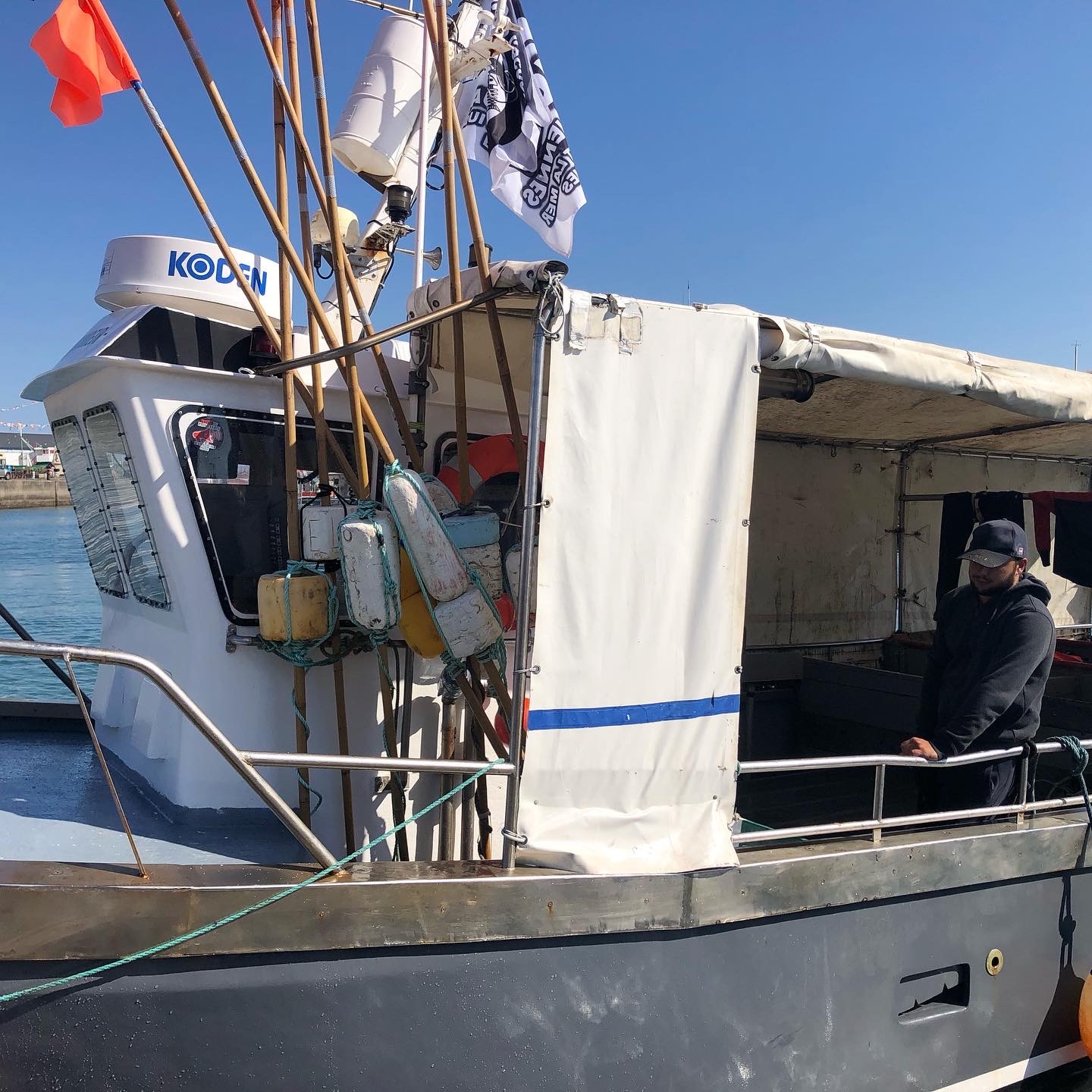 ユー島の港で、漁師から直接魚を買う！_a0231632_21422691.jpeg