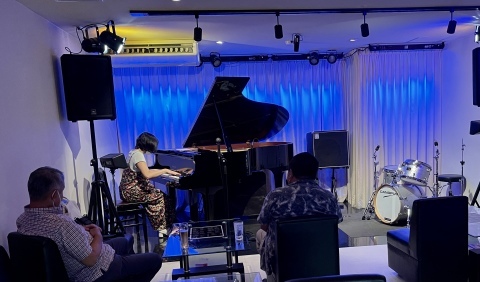 広島 ジャズライブ カミンJazzlive Comin 8月17日のジャズライブ_b0115606_11423939.jpeg