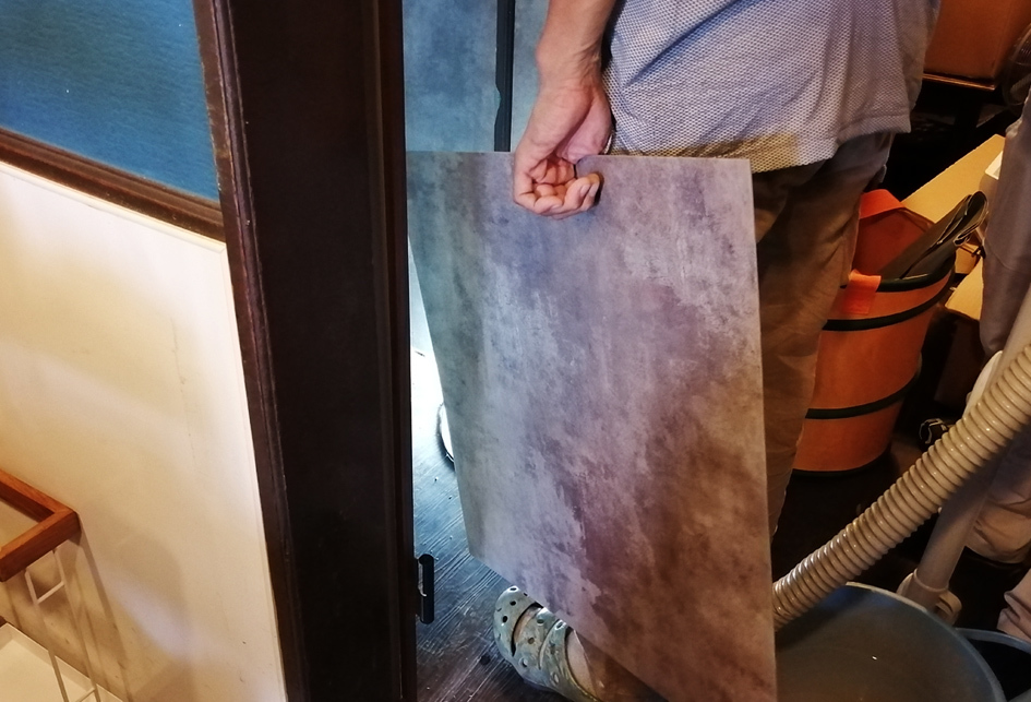 完成間近☆クロス職人さんによる「トイレリフォーム」_d0351435_06532490.jpg