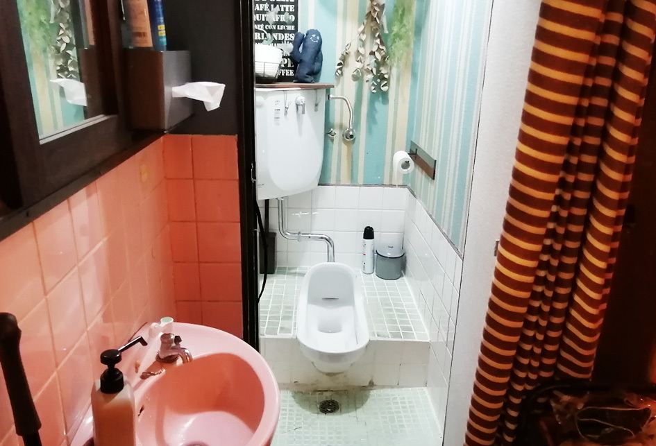 完成間近☆クロス職人さんによる「トイレリフォーム」_d0351435_08061216.jpg