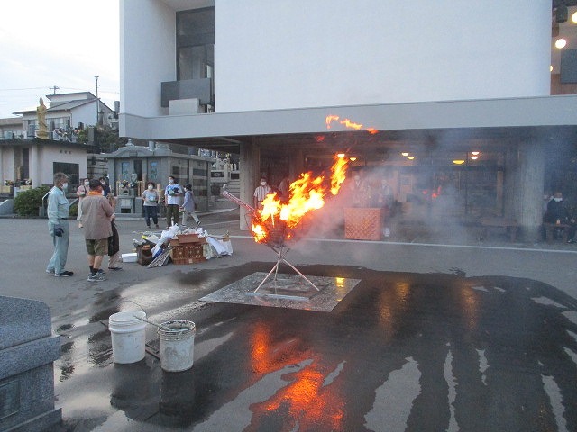 わきみず寺(法雲寺)で3年振りの「お炊き上げと灯篭流し」_f0141310_06061703.jpg