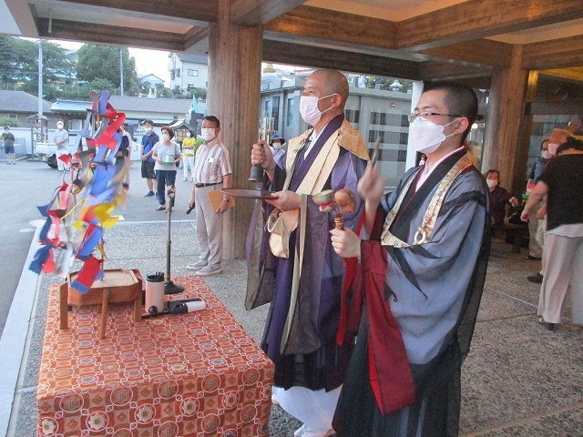 わきみず寺(法雲寺)で3年振りの「お炊き上げと灯篭流し」_f0141310_06063249.jpg