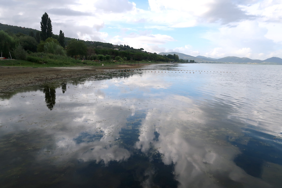 水に映る青空と雲もきれい馬のひづめの浜 トラジメーノ湖_f0234936_22485755.jpg