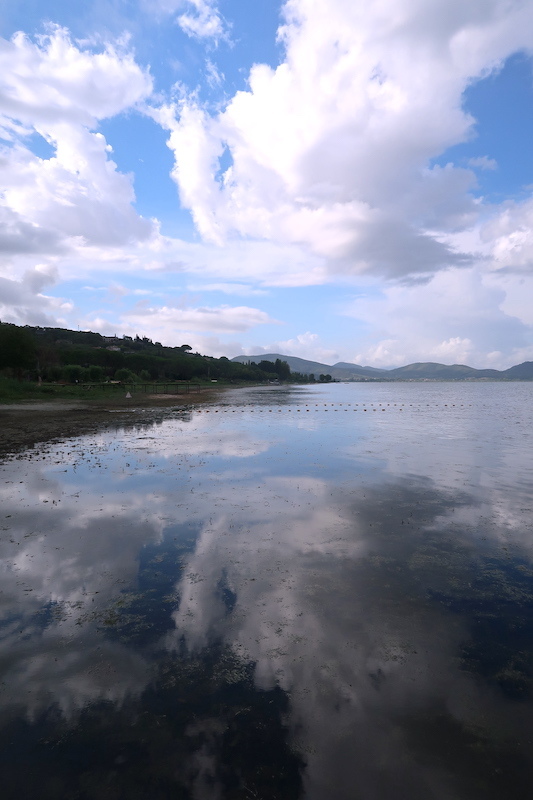水に映る青空と雲もきれい馬のひづめの浜 トラジメーノ湖_f0234936_22530462.jpg