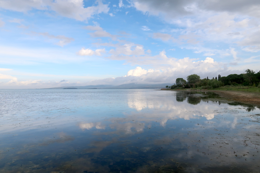 水に映る青空と雲もきれい馬のひづめの浜 トラジメーノ湖_f0234936_22534568.jpg