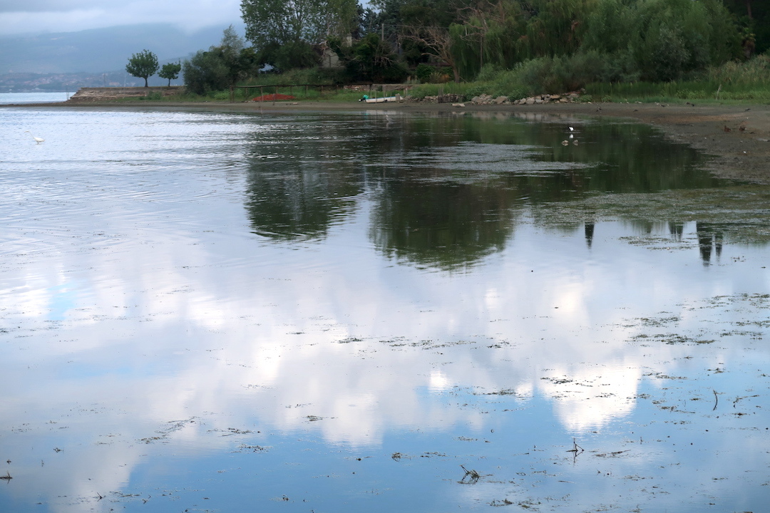 水に映る青空と雲もきれい馬のひづめの浜 トラジメーノ湖_f0234936_22552159.jpg