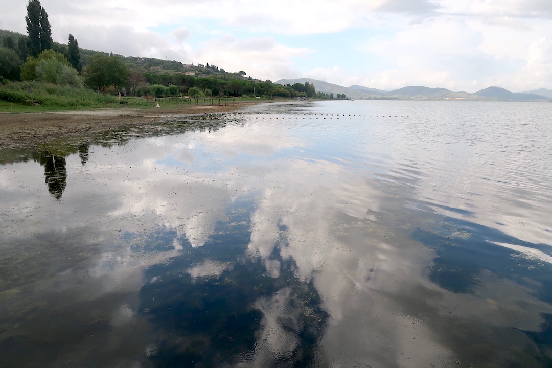 水に映る青空と雲もきれい馬のひづめの浜 トラジメーノ湖_f0234936_23155974.jpg