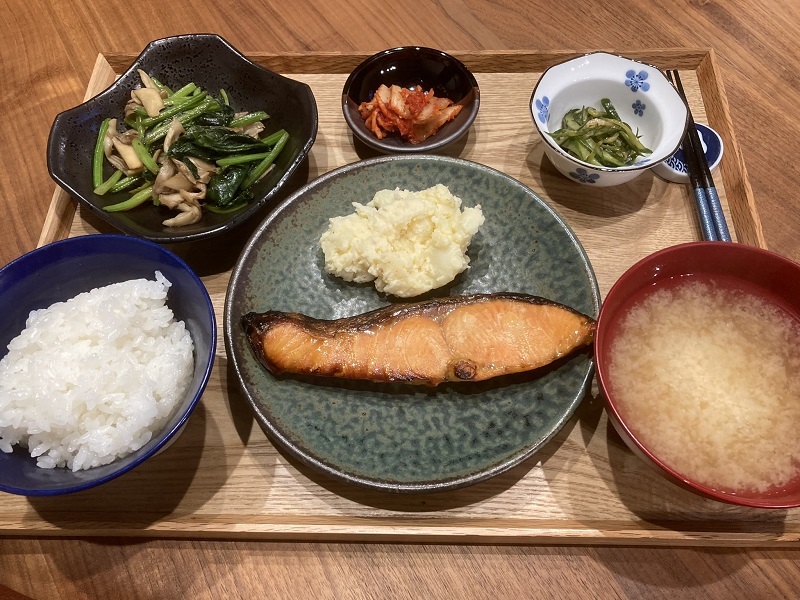献立 鮭の西京漬 ポテトサラダ ほうれん草と舞茸のニンニクバター醤油炒め キムチ きゅうりのナムル 大根のお味噌汁 Kajuの 今日のお料理 簡単レシピ