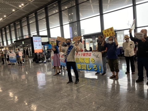成田空港国際線ロビーにて_b0050651_08352755.jpg