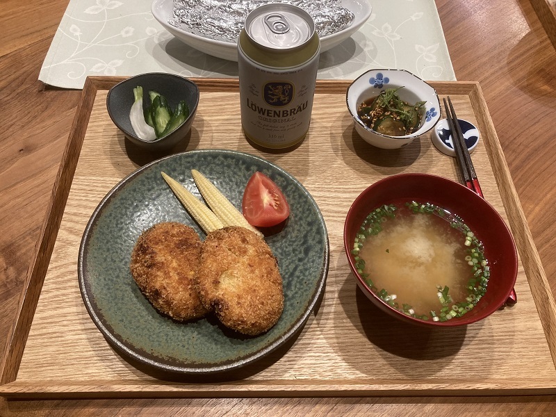 献立 コロッケ きゅうりのナムルに大葉 お漬物 豆腐のお味噌汁 焼き芋 ビール Kajuの 今日のお料理 簡単レシピ