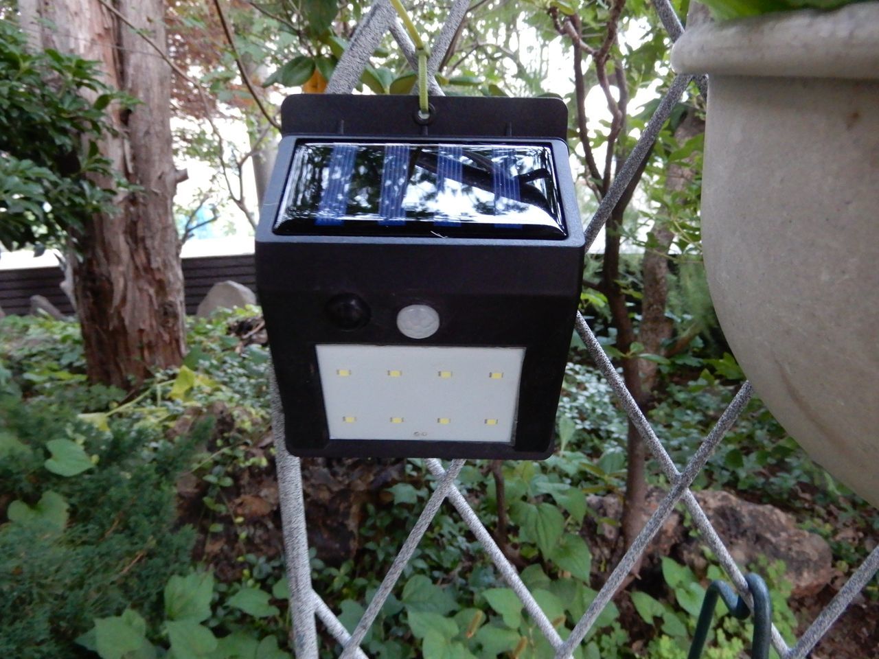 防犯用人感センサーライト550円_c0025115_21345198.jpg