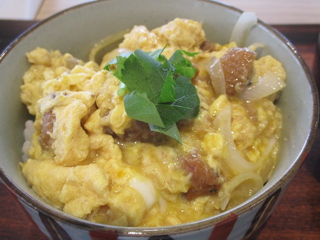 静岡ガスのエネリア食堂で、ほていの焼き鳥「親子丼」と「まつコロ」のランチ_f0141310_08243731.jpg