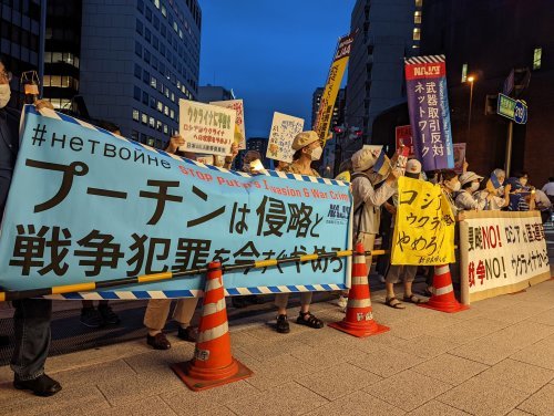 【報告】侵略半年のロシア大使館前キャンドル行動に33人!_a0336146_20370278.jpg