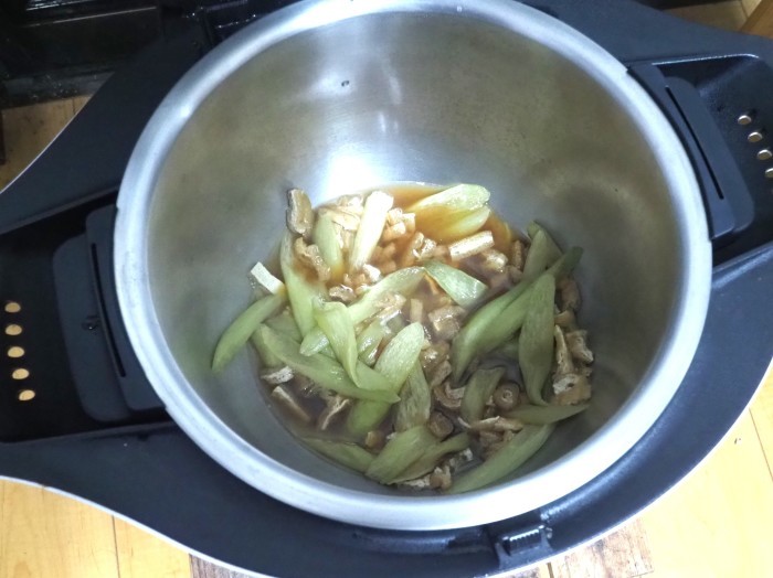 今日の収穫とその後(ズイキの煮物と茄子の炒め煮)_c0116915_00245332.jpg