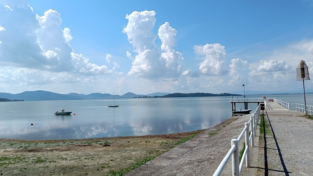 走り速く歩いて3キロ以上先の浜へ行き往復トラジメーノ湖_f0234936_03394301.jpg