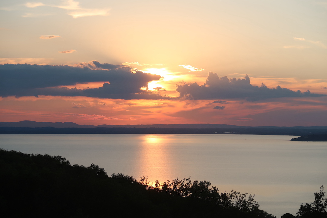 夕焼けに見とれ岸にたたずむトラジメー湖_f0234936_23532350.jpg
