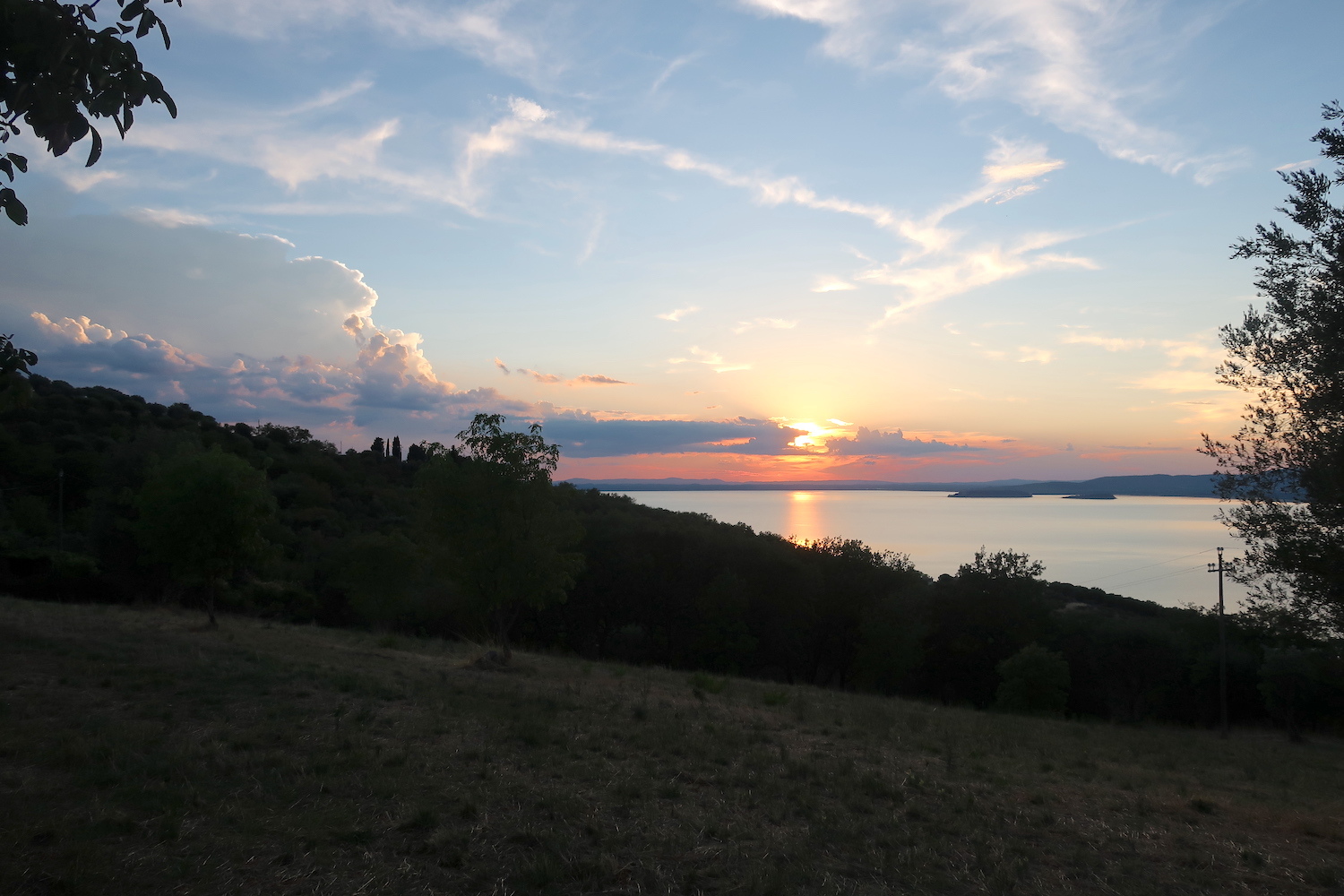 夕焼けに見とれ岸にたたずむトラジメー湖_f0234936_23542415.jpg