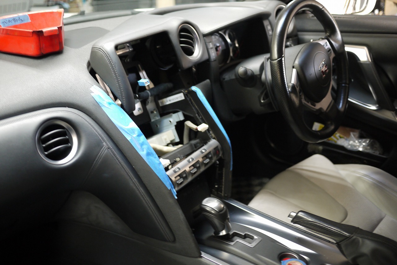 R35 GTR　あれ？モニター交換だけじゃなかったっけ？？_b0421461_19534731.jpg