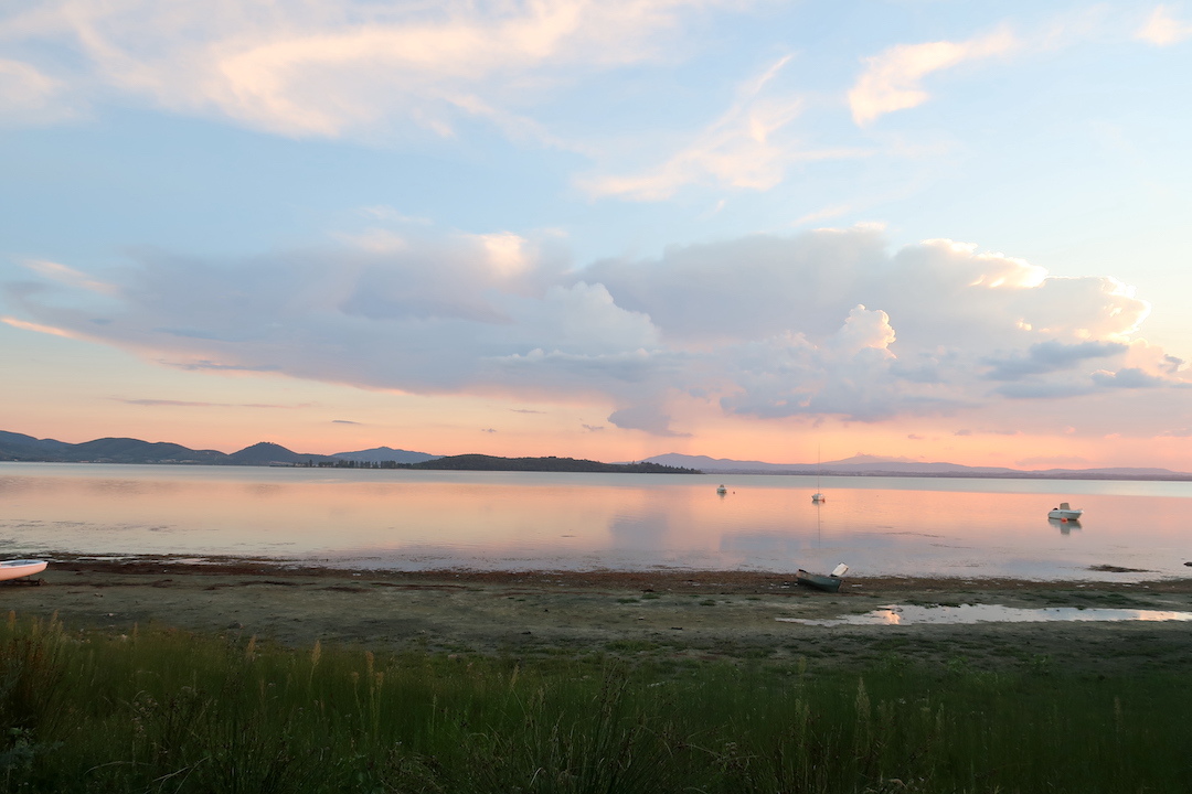 夕焼けに見とれ岸にたたずむトラジメー湖_f0234936_00294325.jpg