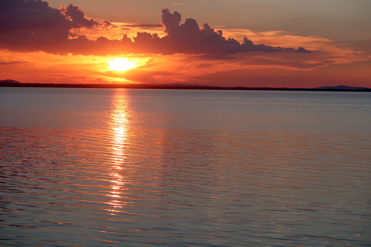 夕焼けに見とれ岸にたたずむトラジメー湖_f0234936_01030299.jpg