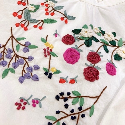 美品 アトリエドゥサボン リボン刺繍ワンピース 黒 後ろボタン フラワー l'atelier du savon 〕リボン刺繍 秋の実ころころブラウス