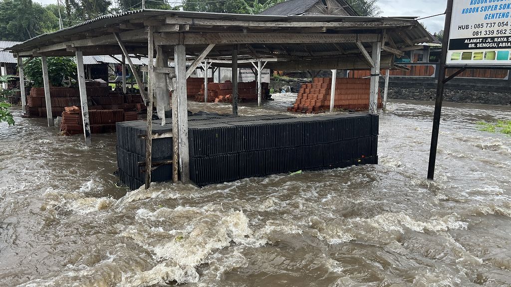 山の中なのにウブドが大雨で冠水_a0345791_17512446.jpg