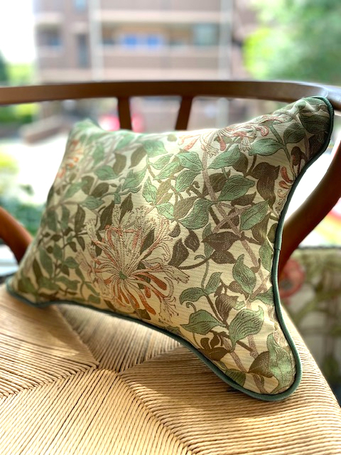 『川島織物セルコン/Morris Design Studio』の『ハニーサクル/FF1033』生地で『ピロークッション』を作りました by interior styling of bright_c0157866_20272408.jpg